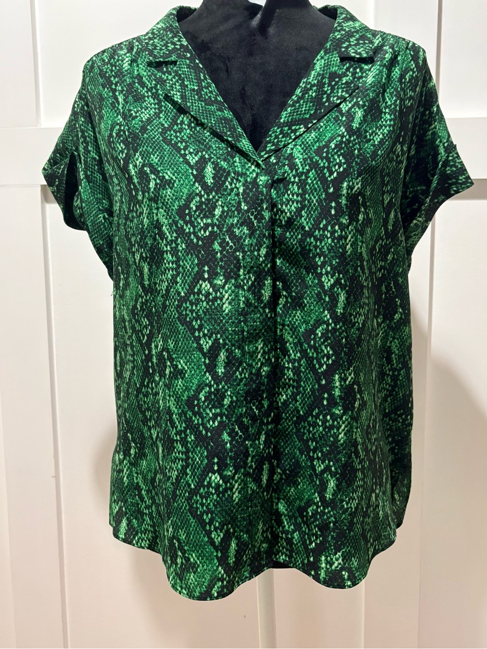 Veronica Beard 100% Silk Shirt – Emerald Python Print - Size 8